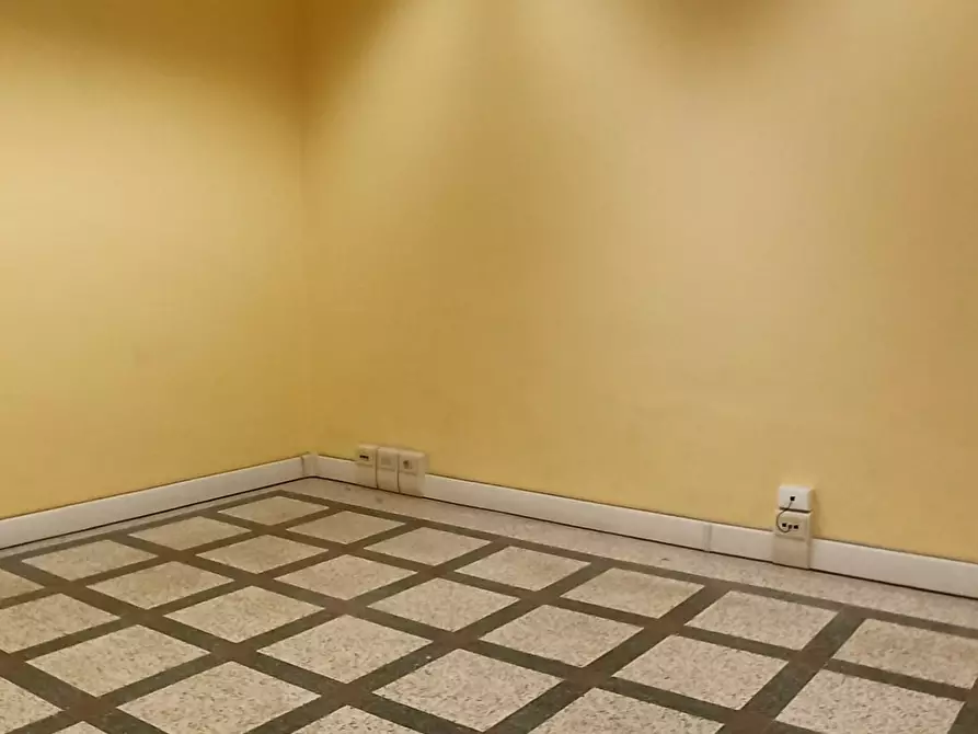 Immagine 2 di Ufficio in affitto  a Lucca