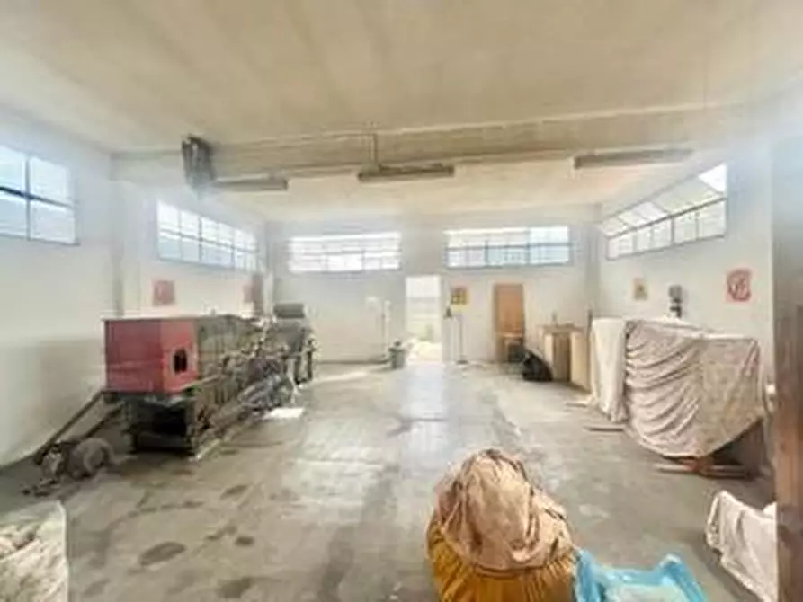 Immagine 16 di Attività artigianale in vendita  a Massa