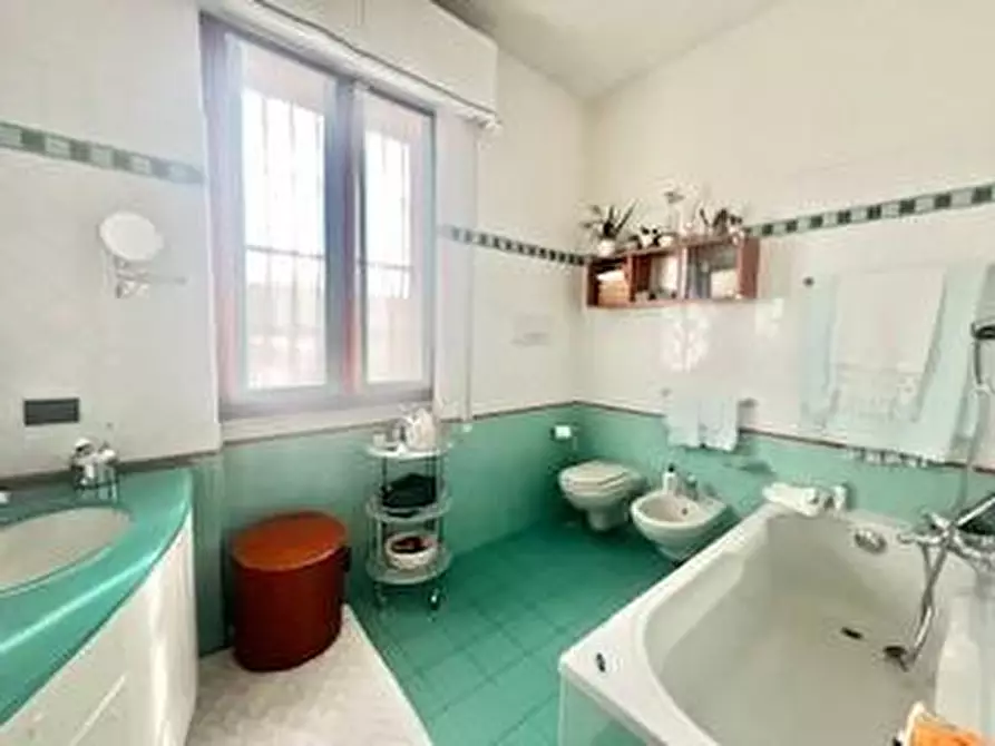 Immagine 12 di Attività artigianale in vendita  a Massa