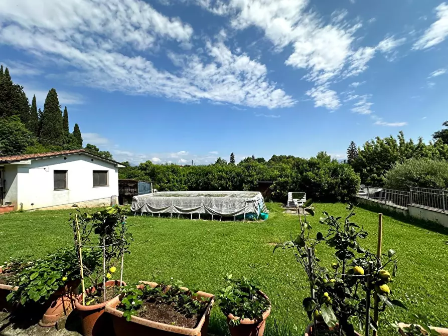 Immagine 20 di Casa colonica in vendita  a Lucca