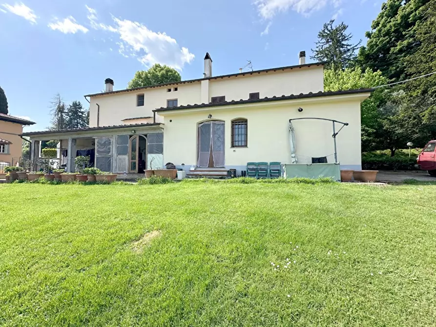Immagine 2 di Casa colonica in vendita  a Lucca