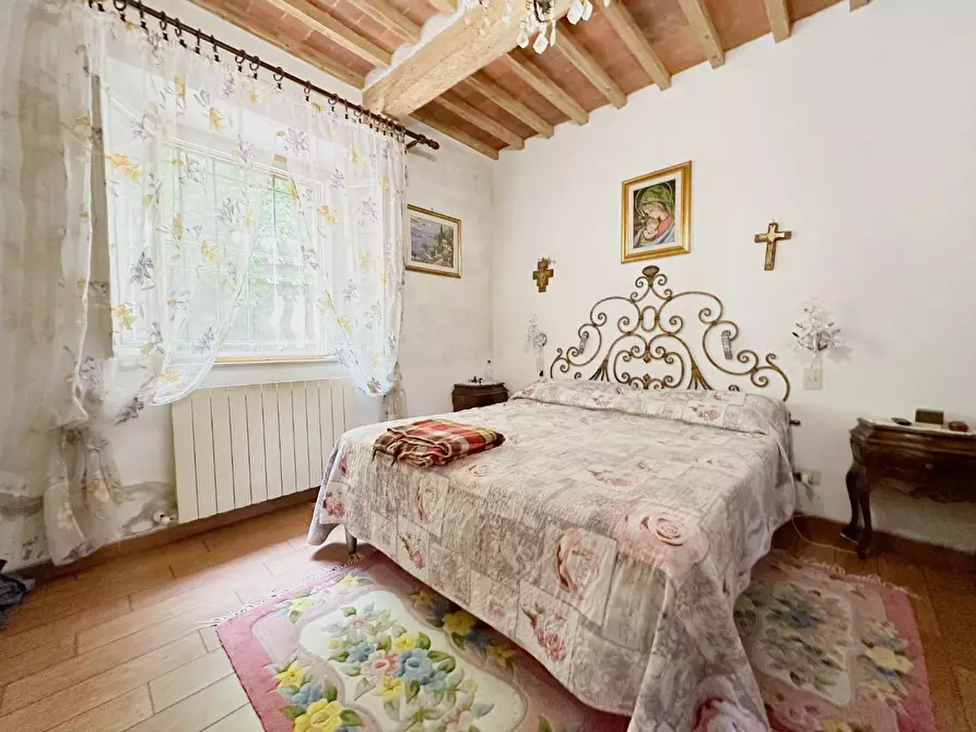 Immagine 5 di Casa colonica in vendita  a Lucca