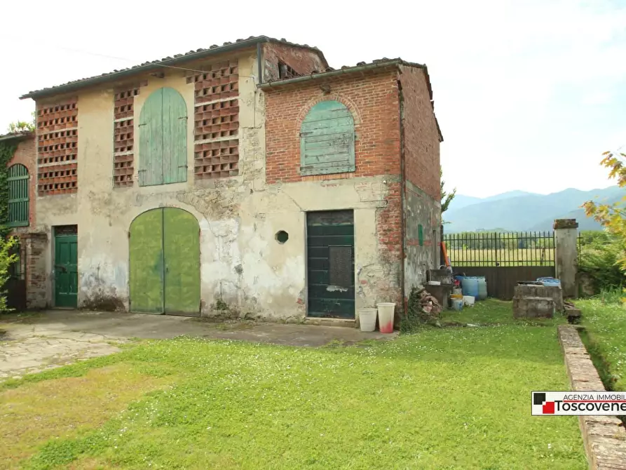 Immagine 25 di Villa in vendita  a Capannori