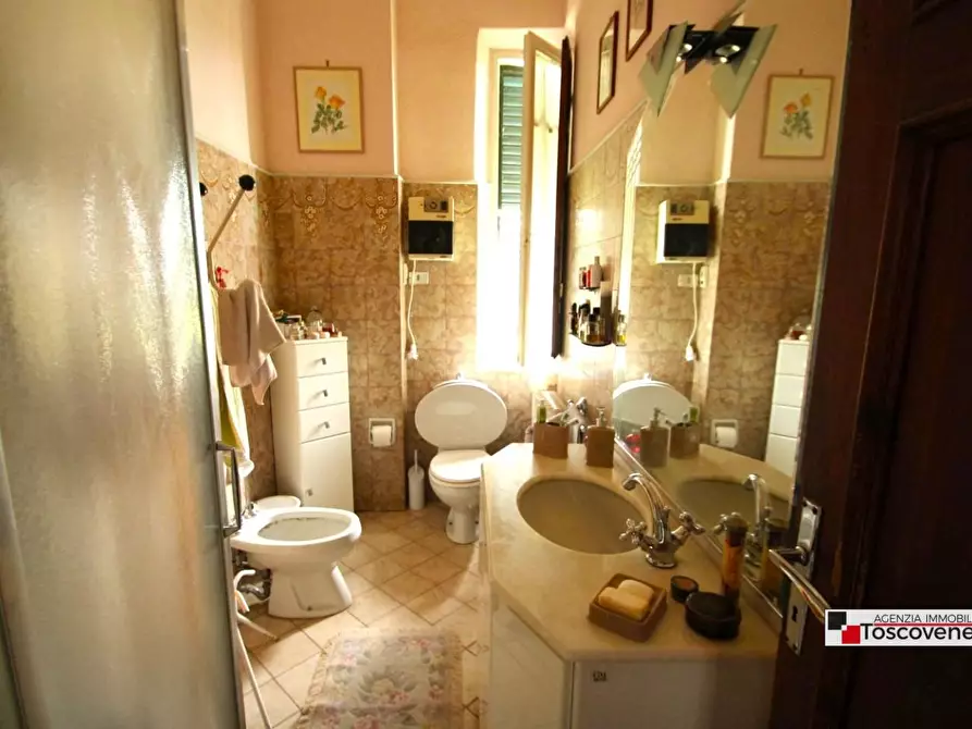 Immagine 15 di Villa in vendita  a Capannori