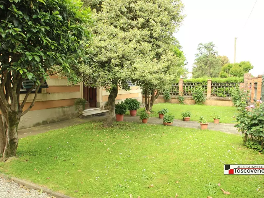 Immagine 9 di Villa in vendita  a Capannori