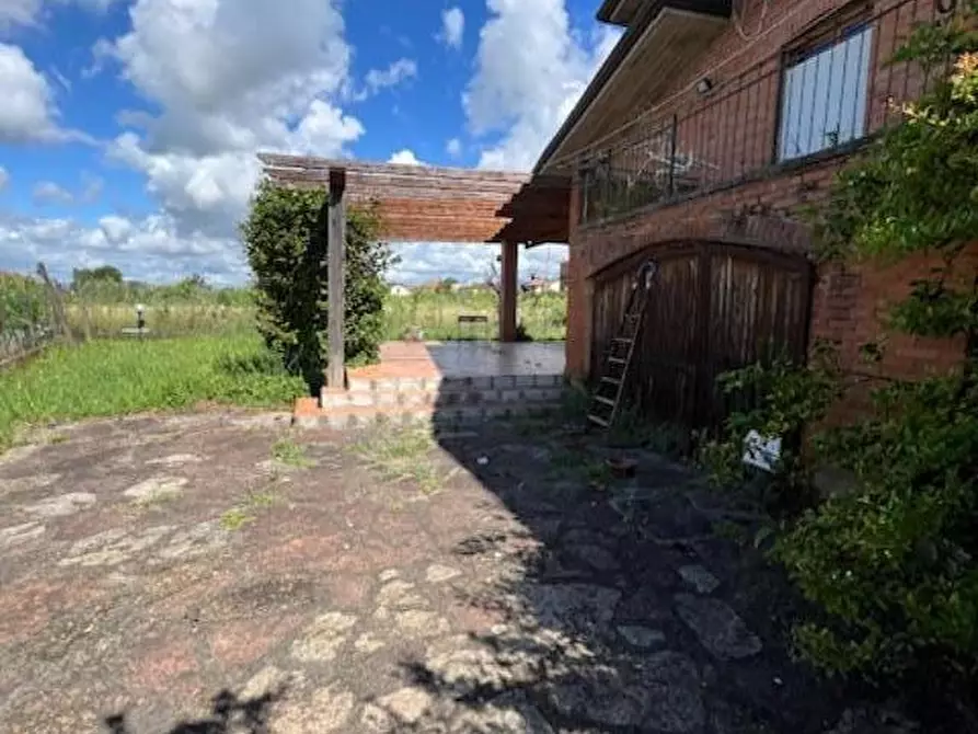 Immagine 1 di Villa in vendita  a Ortonovo