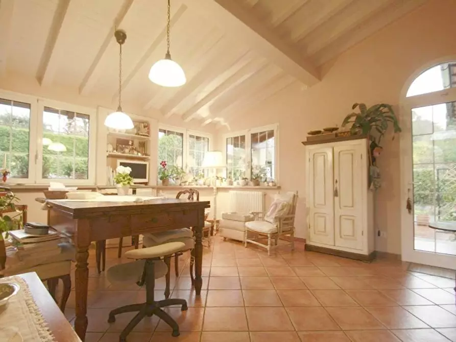 Immagine 2 di Villa in vendita  a Lucca