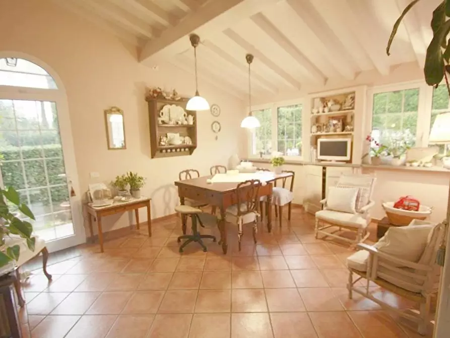 Immagine 4 di Villa in vendita  a Lucca