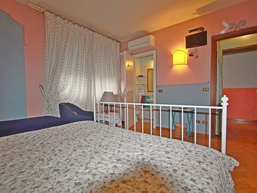 Immagine 3 di Villa in vendita  a Lucca