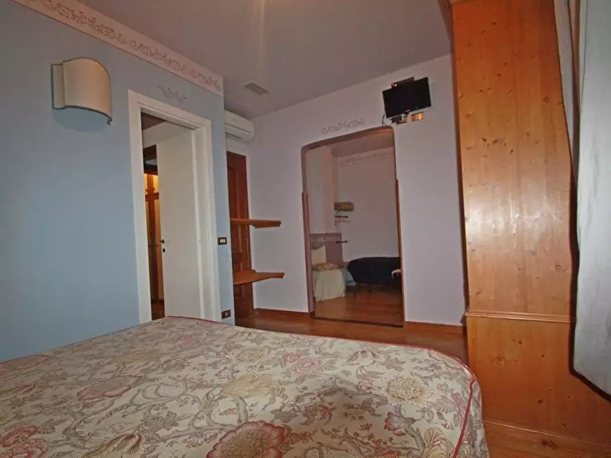 Immagine 6 di Villa in vendita  a Lucca