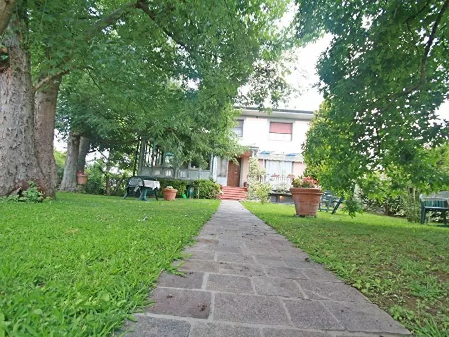 Immagine 9 di Villa in vendita  a Lucca