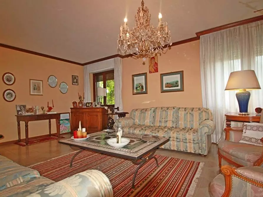 Immagine 15 di Villa in vendita  a Lucca