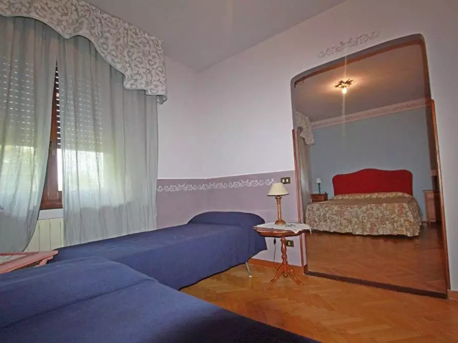 Immagine 5 di Villa in vendita  a Lucca