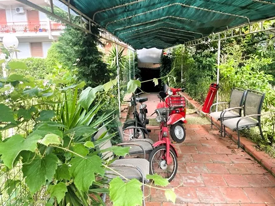 Immagine 2 di Magazzino in vendita  a Massa