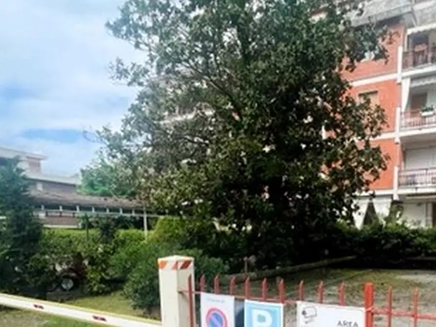 Immagine 5 di Magazzino in vendita  a Massa