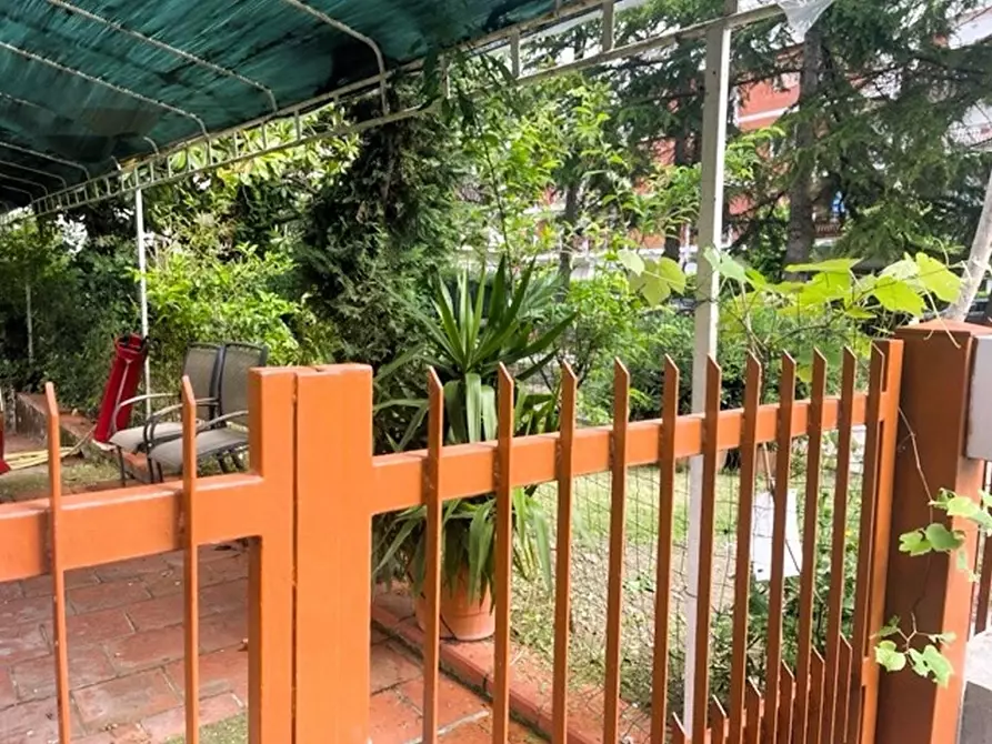 Immagine 3 di Magazzino in vendita  a Massa