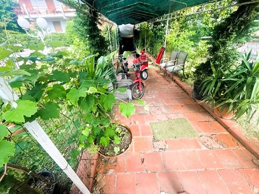 Immagine 7 di Magazzino in vendita  a Massa