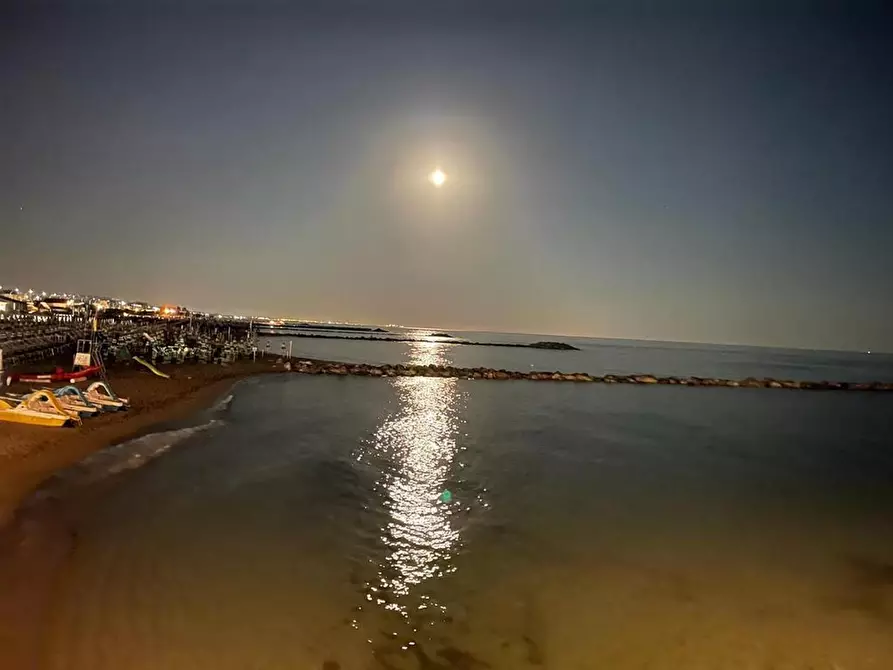 Immagine 11 di Magazzino in vendita  a Massa