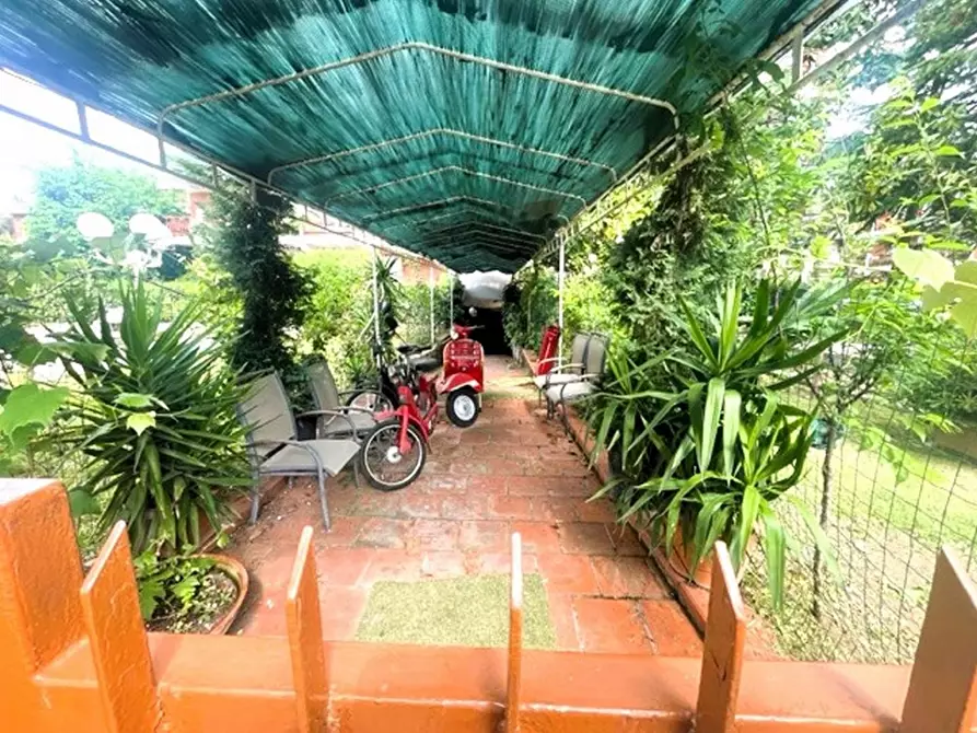 Immagine 6 di Magazzino in vendita  a Massa