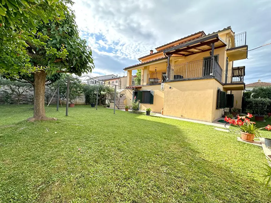 Immagine 2 di Villa in vendita  a Lucca