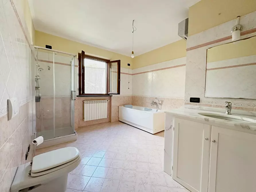 Immagine 8 di Villa in vendita  a Lucca