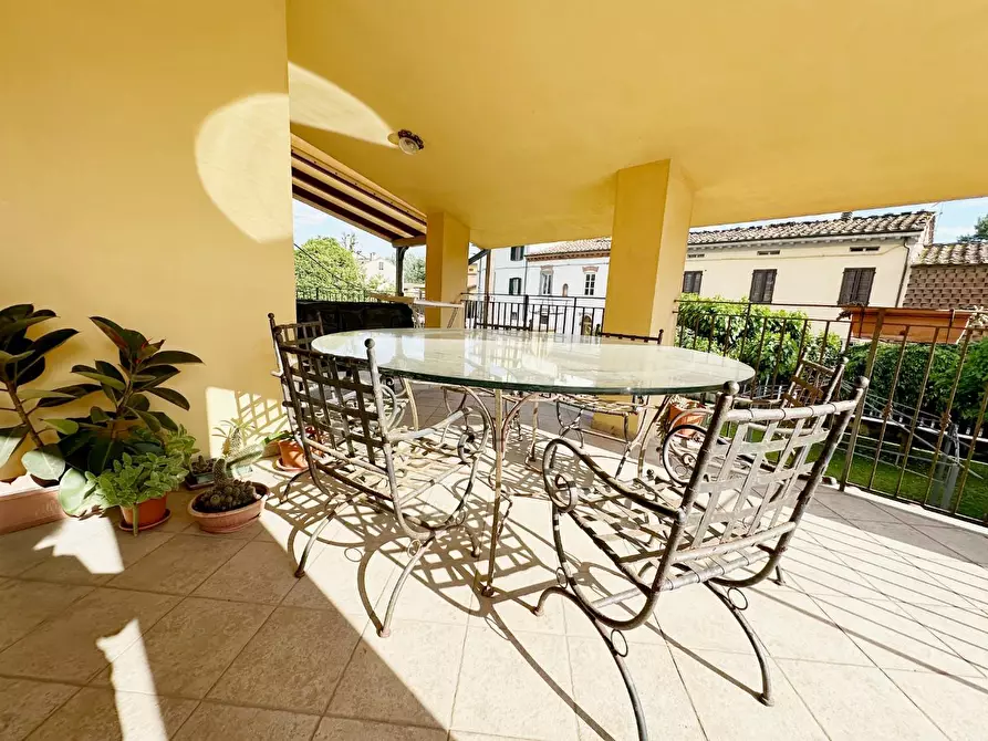 Immagine 11 di Villa in vendita  a Lucca