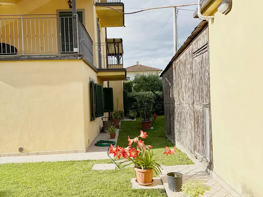 Immagine 23 di Villa in vendita  a Lucca