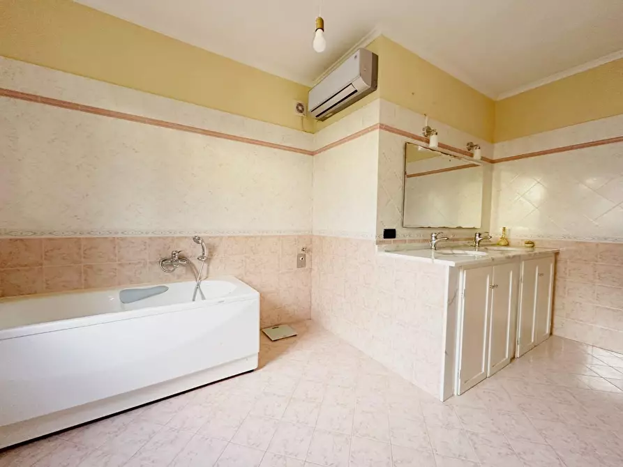 Immagine 9 di Villa in vendita  a Lucca