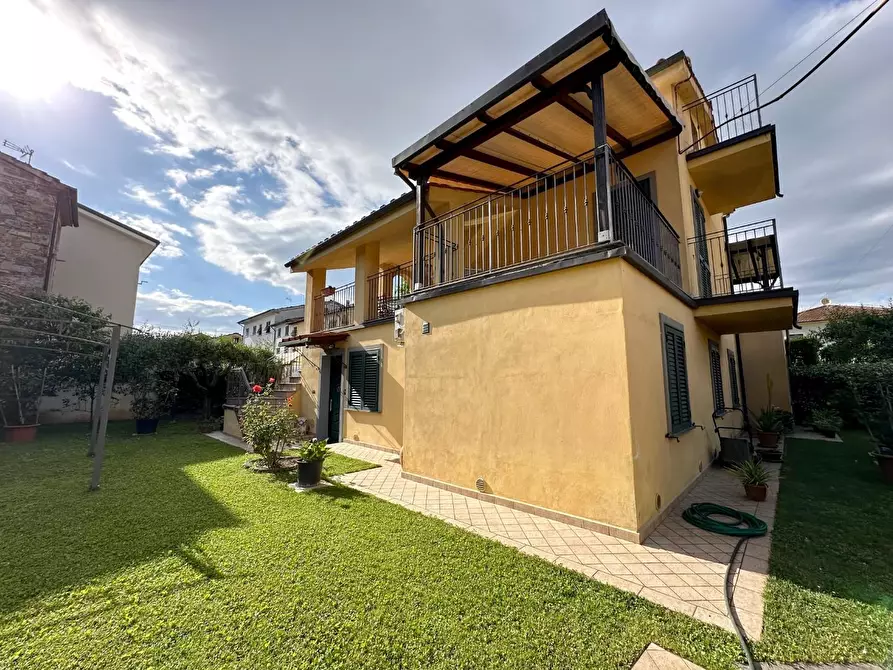 Immagine 22 di Villa in vendita  a Lucca