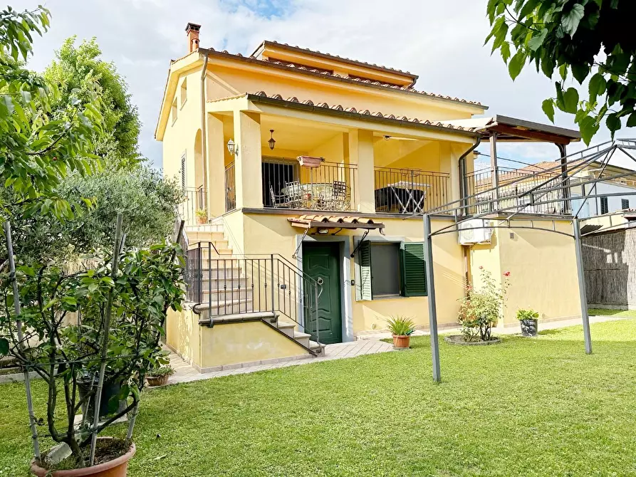 Immagine 1 di Villa in vendita  a Lucca