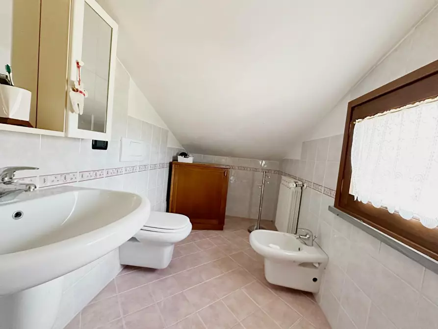 Immagine 18 di Villa in vendita  a Lucca