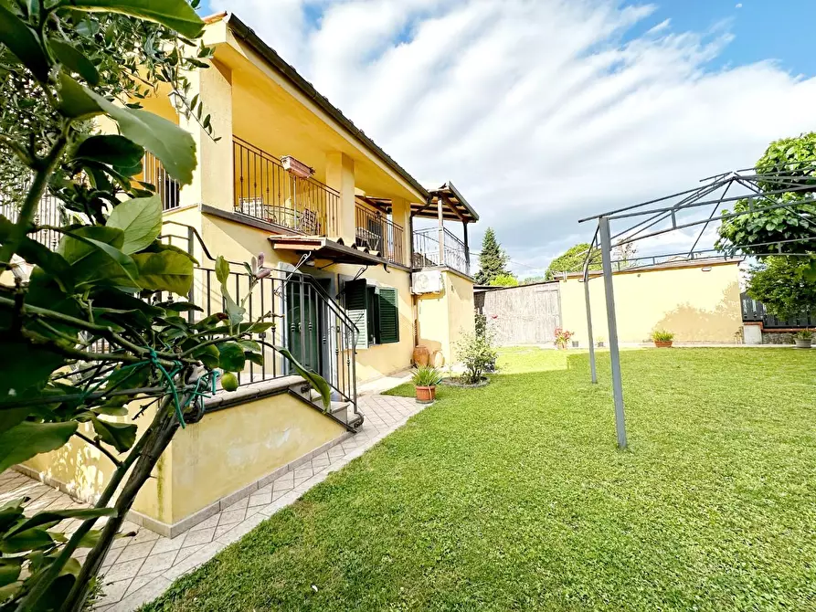 Immagine 3 di Villa in vendita  a Lucca