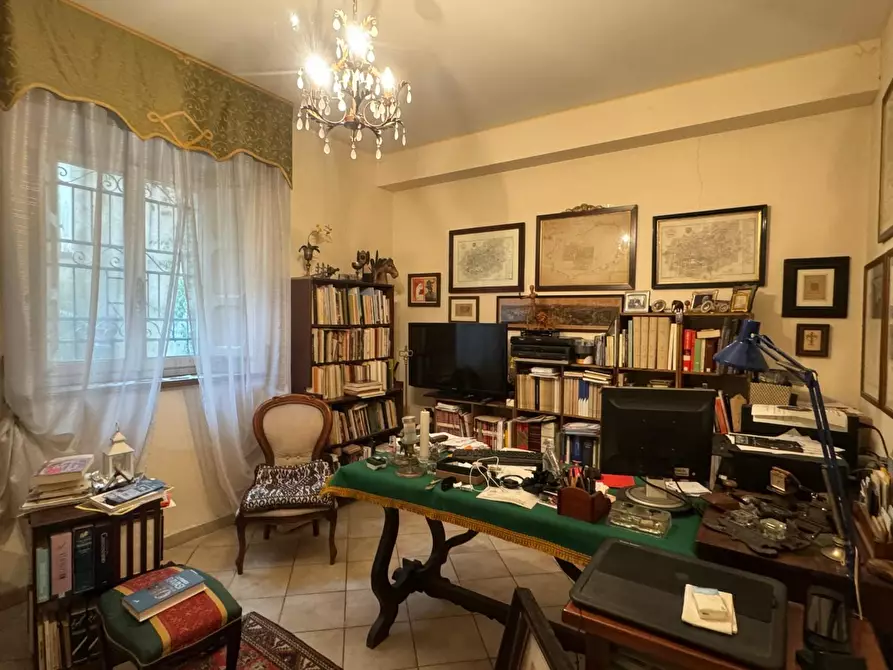 Immagine 21 di Appartamento in vendita  a Lucca