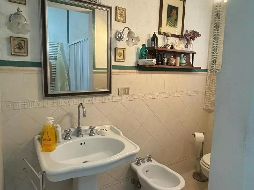 Immagine 15 di Appartamento in vendita  a Lucca