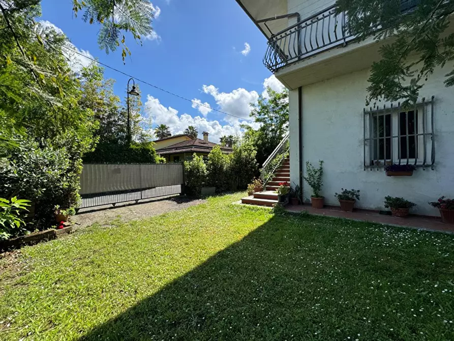 Immagine 11 di Porzione di casa in affitto  a Montignoso