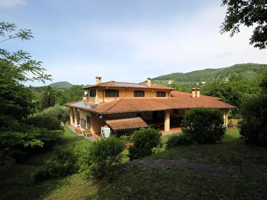 Immagine 1 di Villa in vendita  a Lucca