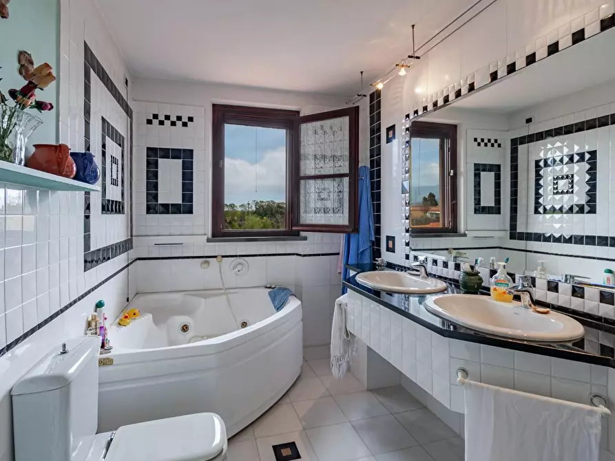 Immagine 35 di Villa in vendita  a San Giuliano Terme