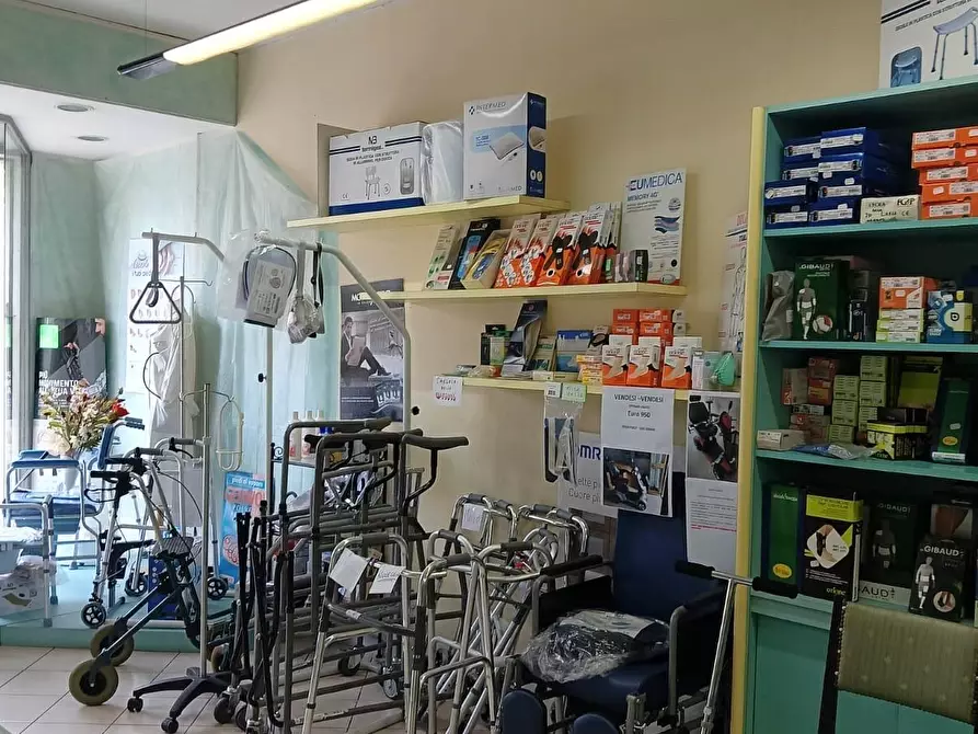 Immagine 6 di Attività commerciale in vendita  a Cascina