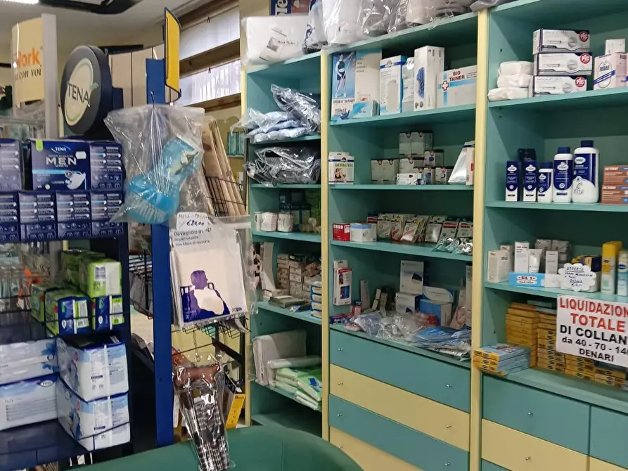 Immagine 2 di Attività commerciale in vendita  a Cascina