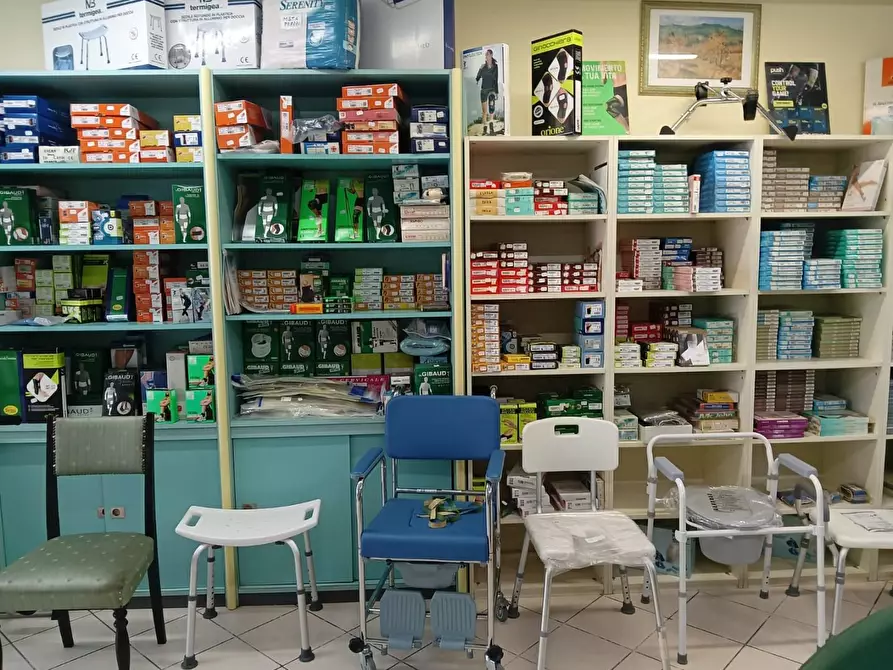 Immagine 4 di Attività commerciale in vendita  a Cascina