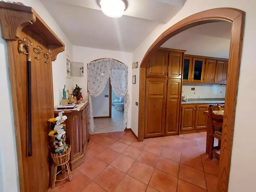 Immagine 1 di Casa colonica in vendita  a Lucca