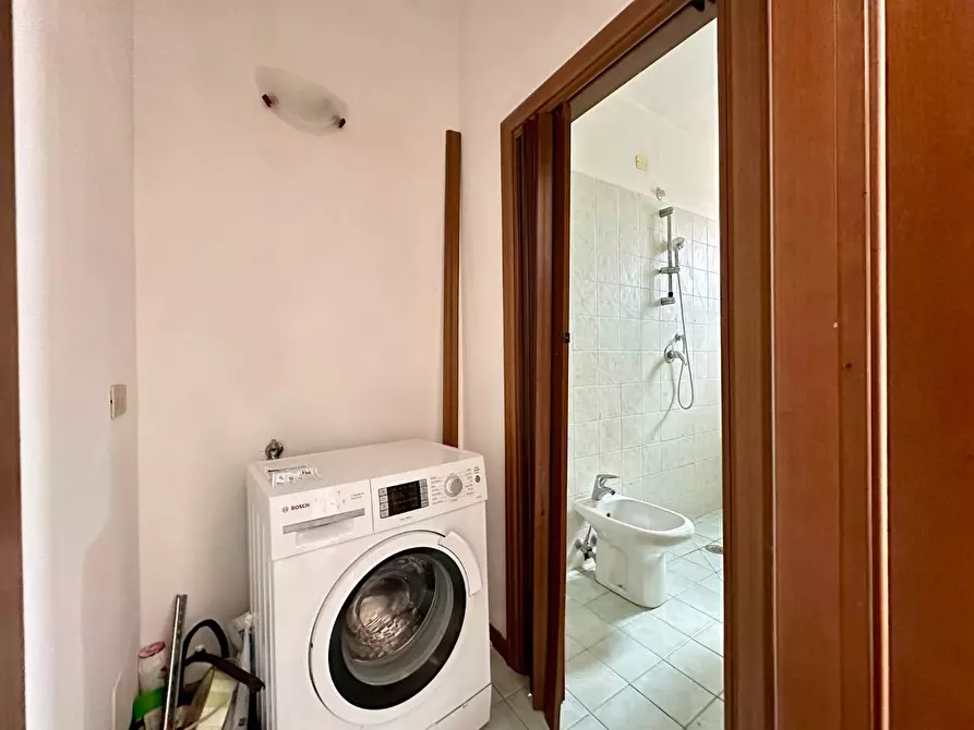 Immagine 11 di Appartamento in vendita  a Lucca