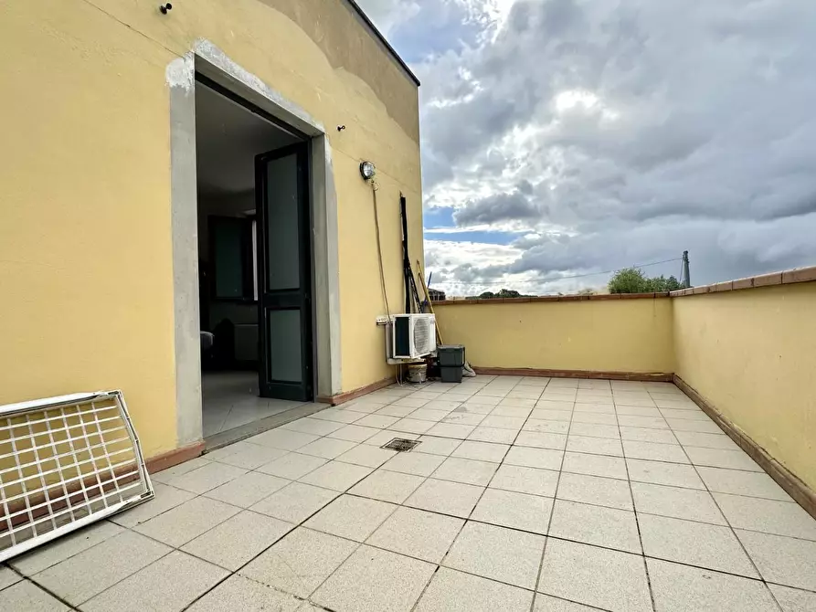 Immagine 15 di Appartamento in vendita  a Lucca