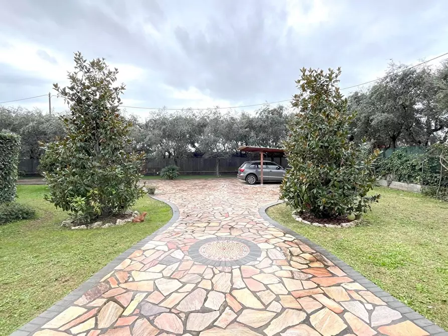 Immagine 2 di Villa in vendita  a Seravezza