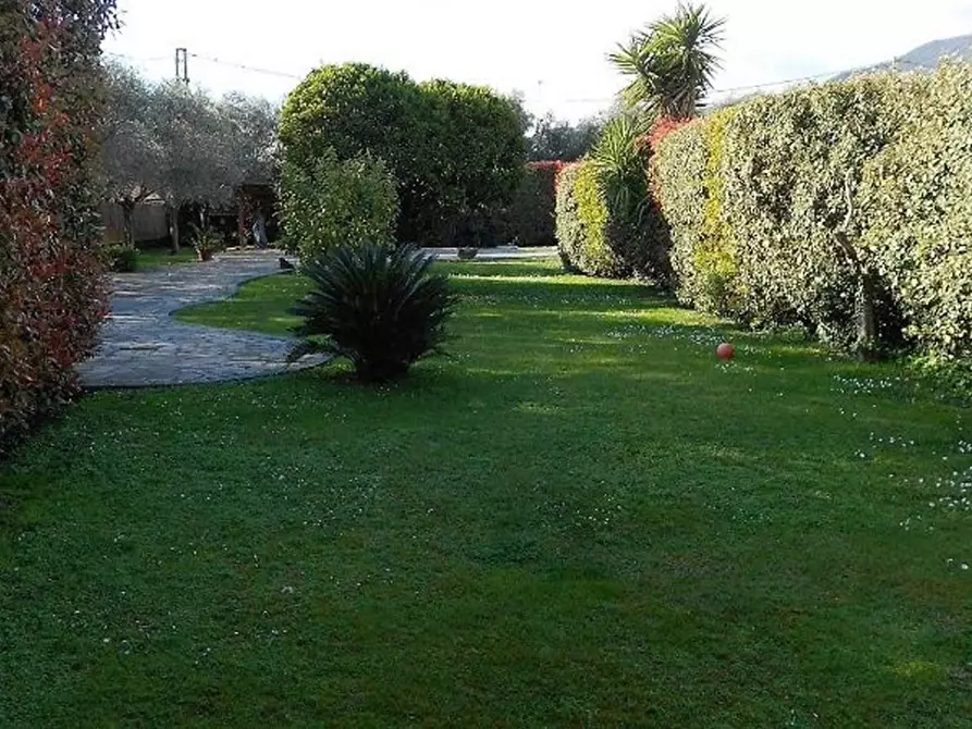 Immagine 16 di Villa in vendita  a Seravezza