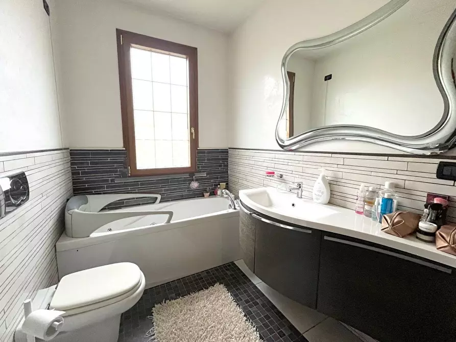 Immagine 41 di Villa in vendita  a Seravezza