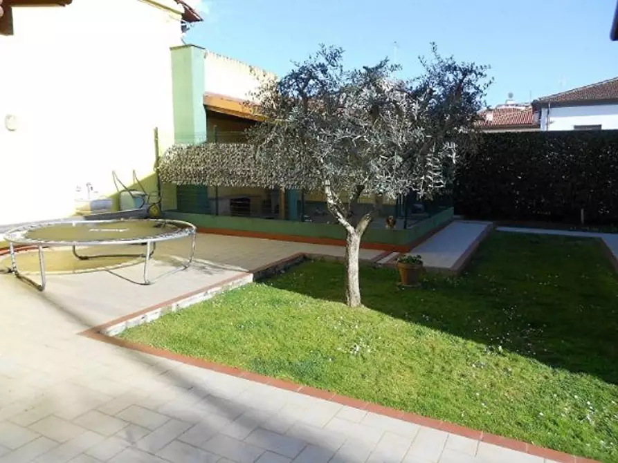 Immagine 19 di Villa in vendita  a Seravezza