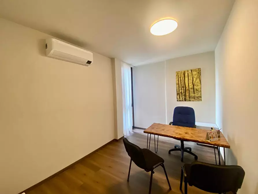 Immagine 11 di Ufficio in affitto  a Lucca