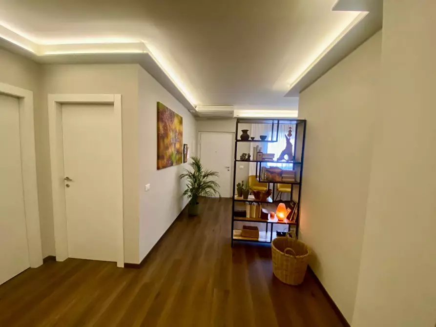 Immagine 5 di Ufficio in affitto  a Lucca