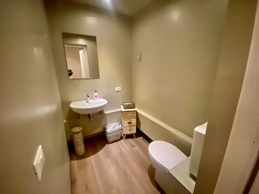 Immagine 19 di Ufficio in affitto  a Lucca